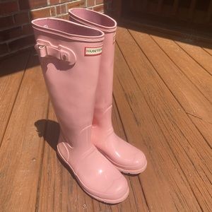 Pink Hunter rain boots with dark gray Hunter boot socks